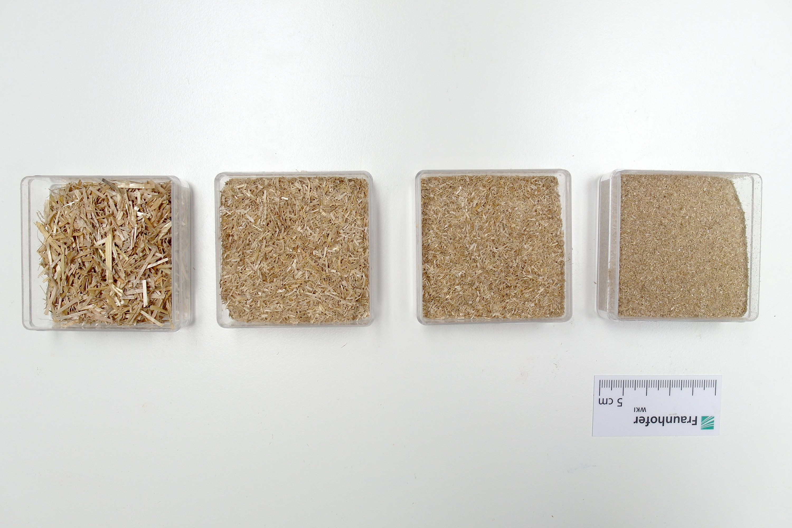 Vier Proben von Weizenstroh in verschiedenen Zerkleinerungsstufen