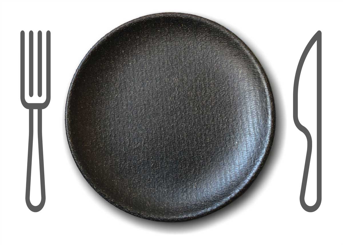 Das Bild zeigt in der Mitte einen Teller aus einem dunkelbraunen Material. Daneben liegt gezeichnetes Besteck.