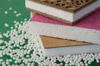Das Foto zeigt drei plattenförmige Materialmuster aus weißem, festem Schaum mit Deckschichten aus verschiedenen Materialien.