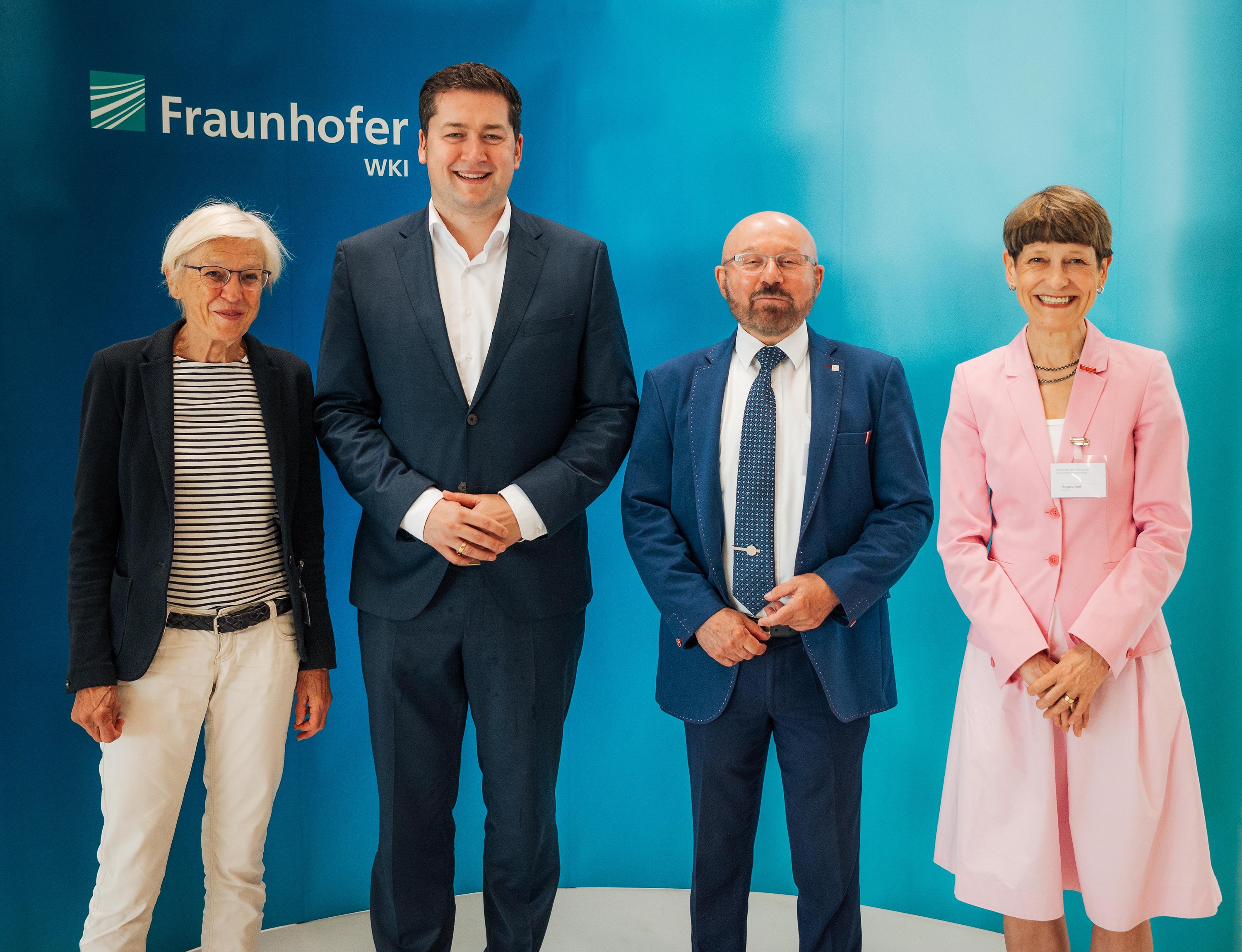 75-jähriges Jubiläum des Fraunhofer WKI (Gruppenfoto) Das Foto zeigt eine Gruppe von vier Menschen.