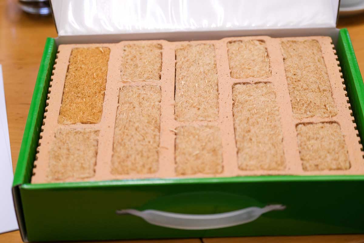 Das Foto zeigt den Querschnitt eines Hohlziegels für den Mauerbau. Die Hohlräume sind mit Holzfaserdämmstoff gefüllt.