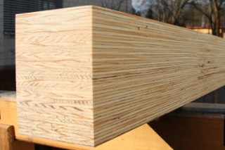 Das Foto zeigt einen Balken aus Kiefern-Furnierschichtholz.  