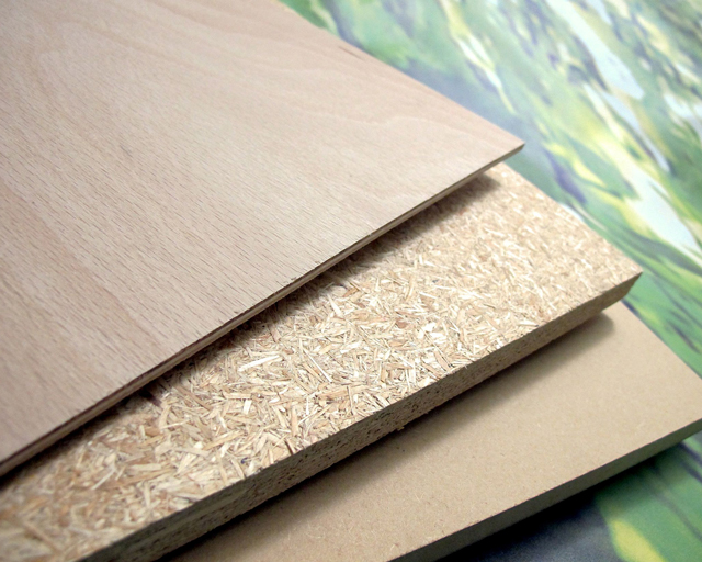 The photo shows a panel piece of each of the wood-based material types plywood (beech), OSB and MDF.