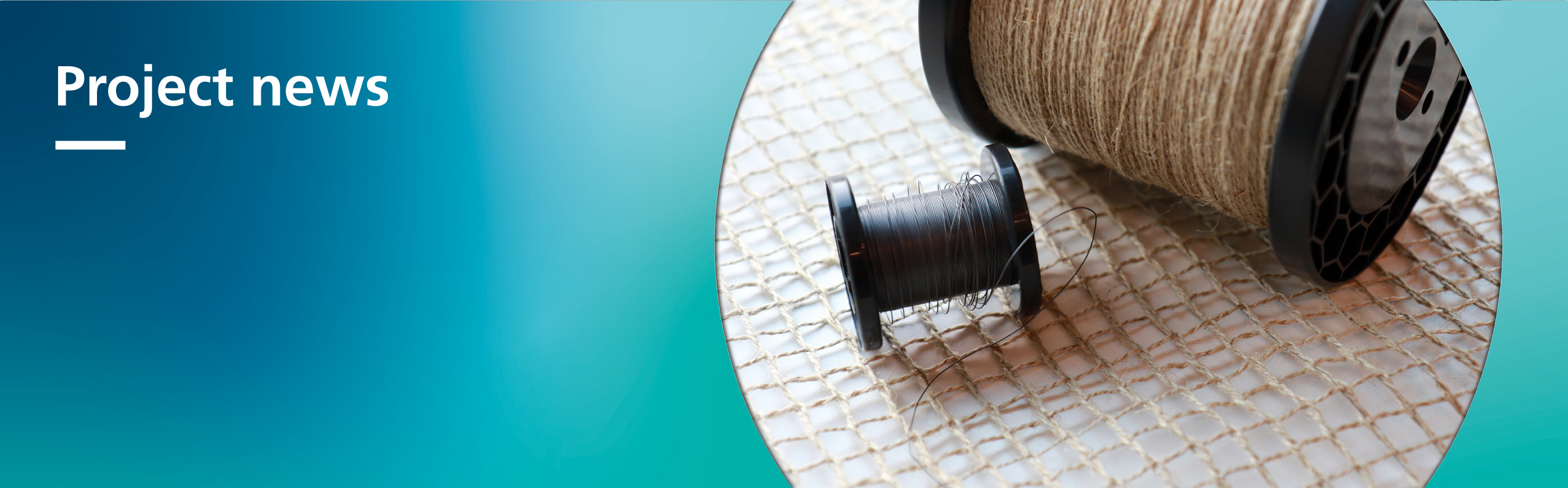 The photo shows a net-like fabric upon which two spools of yarn lie: a large spool with flax-fiber yarn, and a small spool with wire.