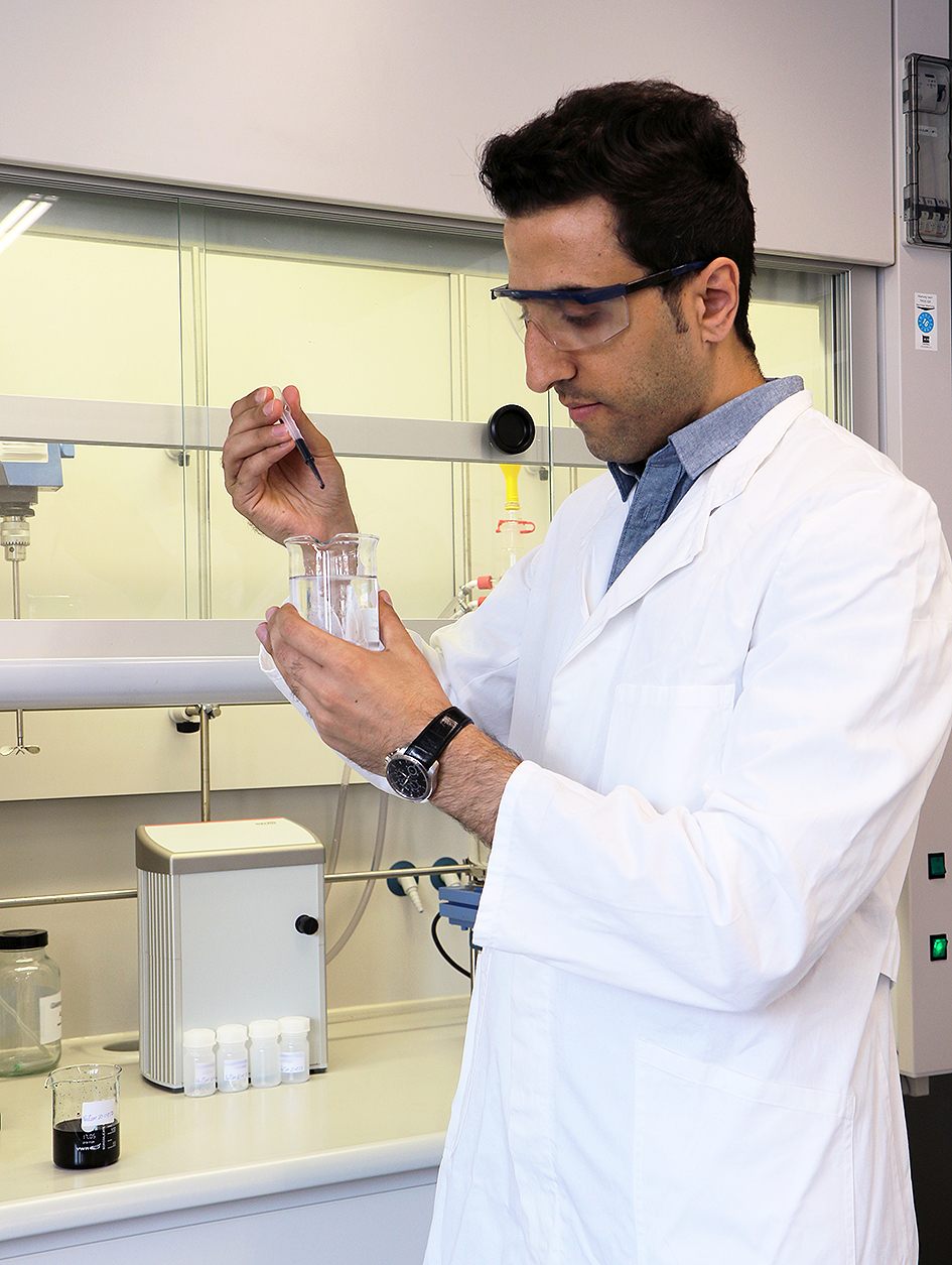 Dr. Hatem Abushammala in one of the laboratories of the Fraunhofer WKI
