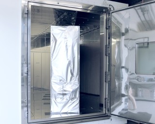 View into an opened test chamber in which a wall component has been prepared for examination.