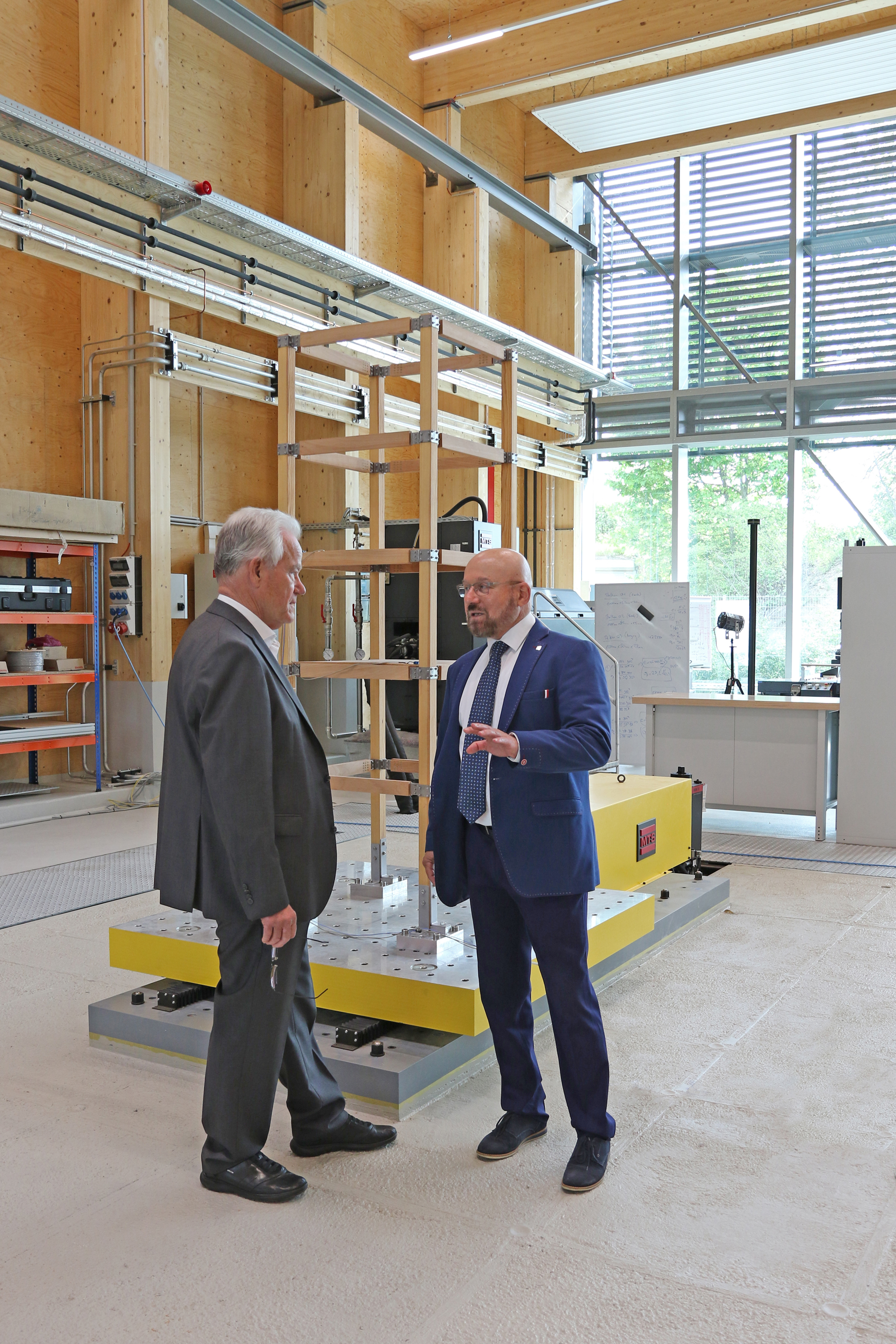 The photo shows Professor Dr.-Ing. Bohumil Kasal and Professor Dr.-Ing. Hans-Jörg Bullinger at the ZELUBA®.
