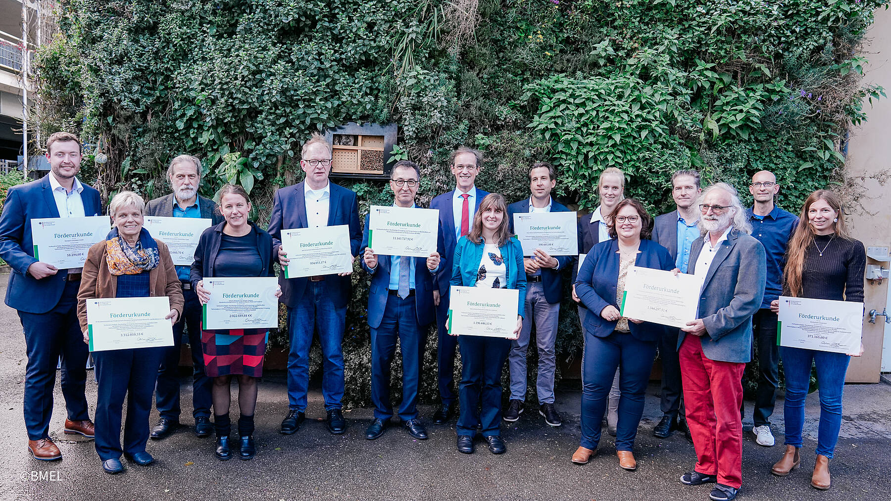 Project start “RoNNi”: Presentation of the funding notification The photo shows a group of people.
