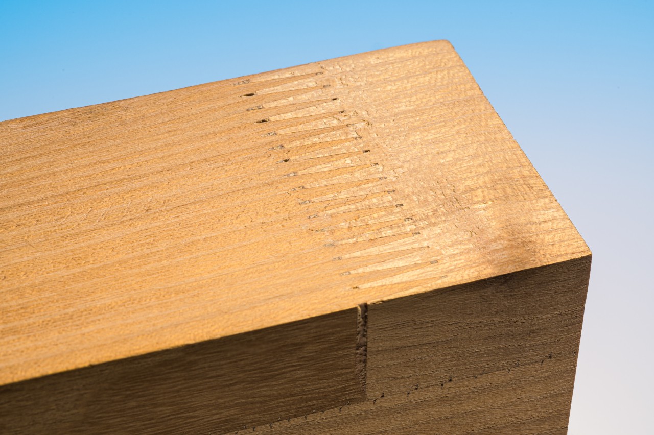 The photo shows a piece of glued laminated timber with finger-jointing.